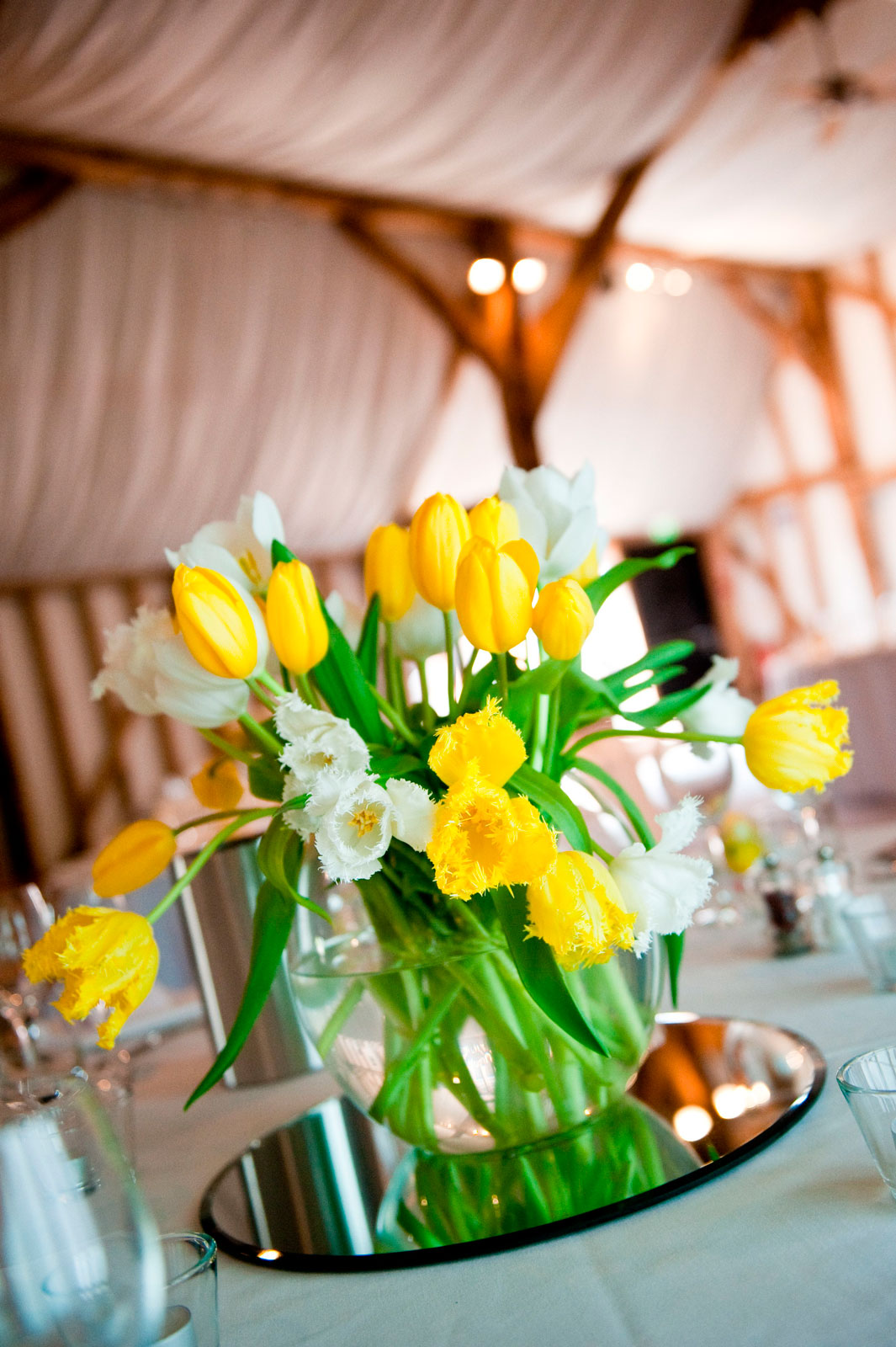 Декор стола тюльпанами